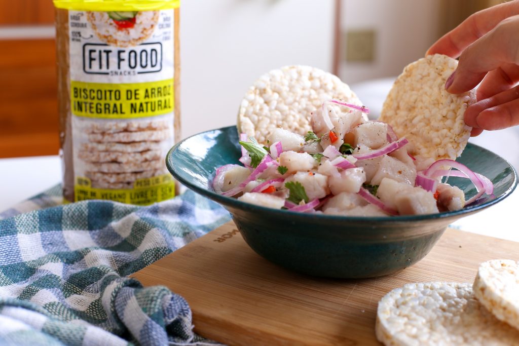 Ceviche com biscoito de arroz integral